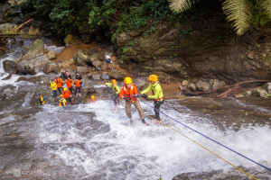 Trải nghiệm mới: Đu dây vượt thác ở Động Châu – Khe Nước tại Quảng Bình