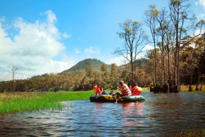 Trải nghiệm hành trình chèo thuyền độc mộc, ngắm rừng lá phong đỏ