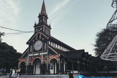 [Kon Tum] khám vẽ đẹp hơn 100 năm tuổi của Nhà thờ Gỗ Kon Tum