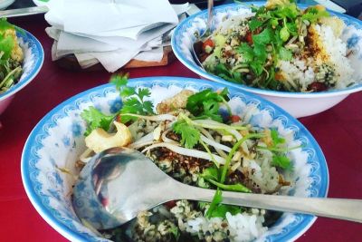 Muốn thưởng thức cơm hến Huế đúng điệu thì phải về Cồn Hến