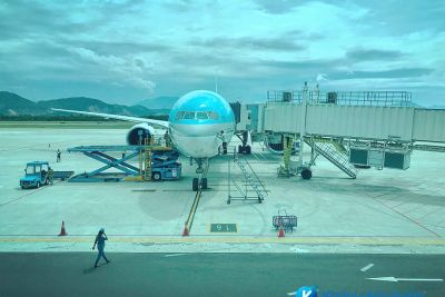 Tất tần tật kinh nghiệm cần biết cho team lần đầu đi máy bay