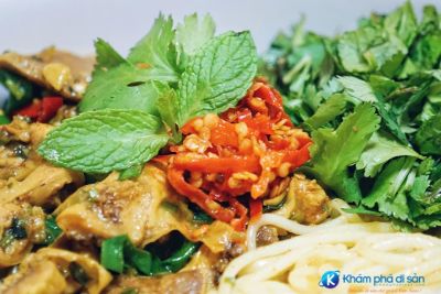 [Huế] Ngon mắt lạ miệng với món bún nghệ xứ Huế