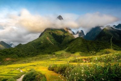 Đến Chu Va chiêm ngưỡng ngọn núi mây vờn