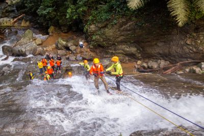 Trải nghiệm mới: Đu dây vượt thác ở Động Châu – Khe Nước tại Quảng Bình