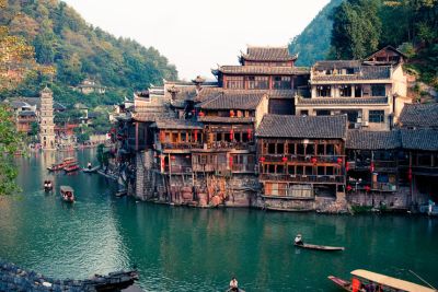 Du lịch Phượng Hoàng Cổ Trấn: Vẻ đẹp trầm mặc bên dòng Đà Giang