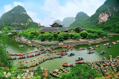 Mua Vé Tràng An Online: Kết Hợp Khám Phá Làng Hương Quảng Phú Cầu