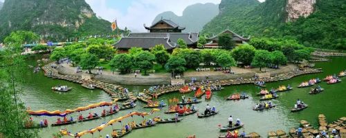 Mua Vé Tràng An Online: Kết Hợp Khám Phá Làng Hương Quảng Phú Cầu