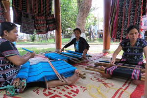 Dệt Zèng và mối “duyên” Festival Nghề truyền thống Huế