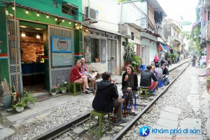[Hà Nội] cafe đường tàu thu hút du khách nước ngoài khi đến Hà Nội