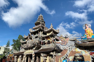 [Đà Lạt] Chùa Linh Phước – Khám phá ngôi chùa với kiến trúc đầy màu sắc