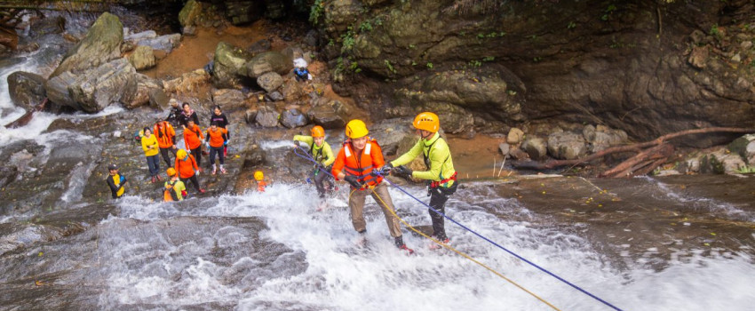 Trải nghiệm mới: Đu dây vượt thác ở Động Châu – Khe Nước tại Quảng Bình