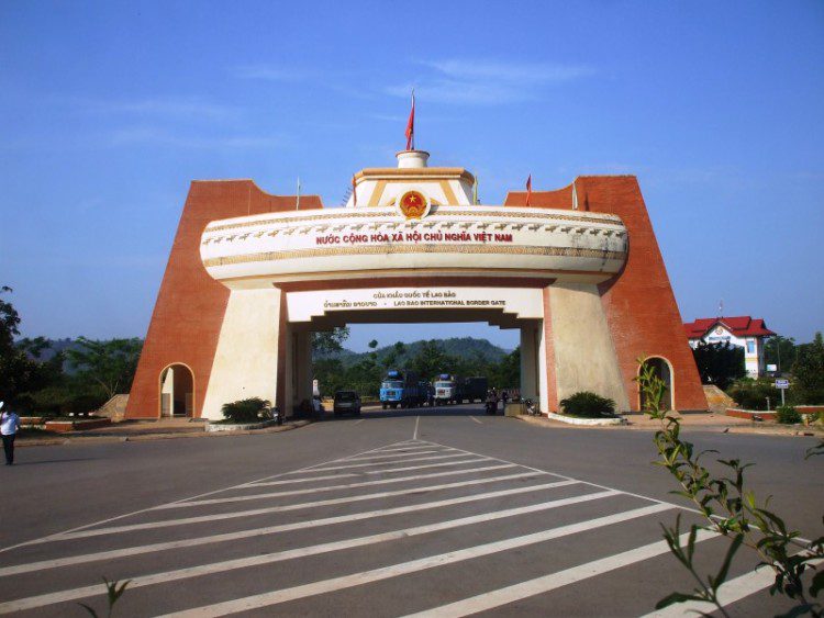Kinh nghiệm du lịch Quảng Trị giá rẻ 15 cua khau quoc te lao bao 1 e1453354003505