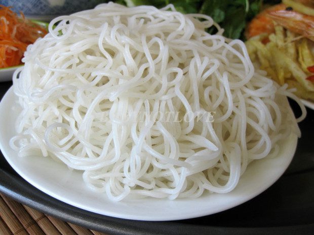 Là một trong những món ăn nổi tiếng nhất của đất Bắc Giang, đặc điểm nổi bật nhất của loại bún Đa Mai này là sợi bún tròn, rất trắng, dài và dai. Bún Đa Mai có thể được làm thành nhiều loại khác nhau như bún vẩy ốc, bún lá, bún rối… Loại bún nào cũng ngon và được rất nhiều thực khách yêu thích.