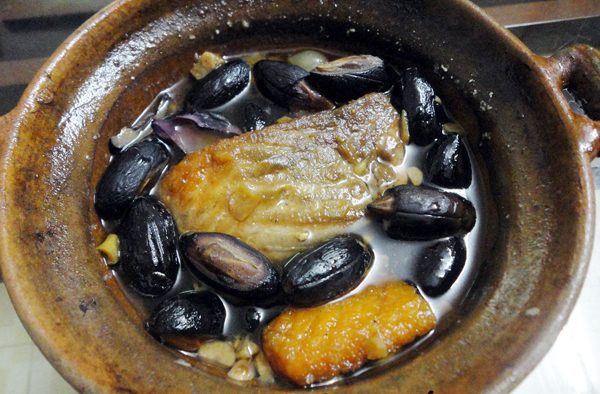 Vị chua và bùi của trám khi kho với cá và tương đem lại sự cân bằng hoàn hảo, tạo ra một món ăn độc đáo, đưa cơm khiến du khách khó lòng quên được. Ảnh:internet