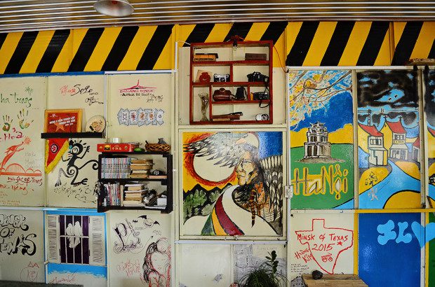 Một mảng tường được chủ quán vẽ những hình ảnh thân quen của các điểm du lịch nổi bật mà anh có nhiều kỷ niệm. Ngoài ra, quán còn có những hình vẽ grafity bụi bặm như chính tính cách của những vị khách đến đây.