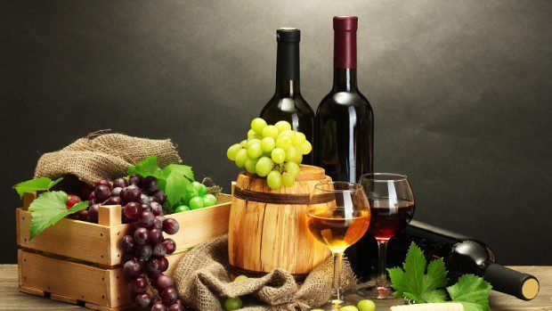 Đà Lạt không chỉ nổi tiếng là thành phố hoa và rau quả, mà còn cả rượu vang. Không lừng danh như rượu vang của Pháp, nhưng rượu vang Đà Lạt là niềm tự hào của người dân xứ sở sương lạnh này. Thức uống thơm ngon bổ dưỡng này được chế tạo từ nhiều làng nghề rượu vang Đà Lạt.  Vang là một loại rượu nhẹ được chiết suất từ trái cây tươi, mà phổ biến là nho, mận…, nhưng vang Đà Lạt lại được chế biến từ trái dâu tằm. Cây dâu tằm làm rượu vang không giống với dâu mà người ta thường trồng để nuôi tằm. Thay vì ít lá, loại dâu này cho nhiều trái, những trái dâu đen thẫm, cuộn xoắn như từng chùm nho nhỏ xíu. Dâu làm rượu vang chỉ thích hợp trồng ở vùng khí hậu lạnh.
