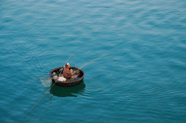 Ngoài thuyền nan thì thuyền thúng cũng được người dân địa phương sử dụng để câu và bắt thủy hải sản. Khung cảnh thuyền thúng nằm giữa màn nước xanh như ngọc này càng làm đa dạng và sống động thêm mặt đầm Lập An. 
