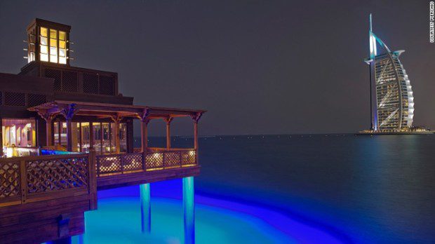 Plerchic Nằm ở cuối một cầu tàu, nhà hàng Pierchic đẹp cầu kỳ là một điểm dừng chân lãng mạn cho những người thích biển, ngắm cảnh hoàng hôn trên vịnh Arabian.