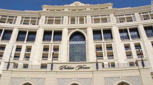 Enlgma Mặc dù mở cửa chưa lâu nhưng nơi này cũng gây ấn tượng với nhiều du khách vì nằm ngay trong khách sạn sang trọng Palazzo Versace Dubai. Bếp trưởng của nhà hàng được đổi sau mỗi 4 tháng, luôn đem đến sự mới mẻ trong thực đơn của nhà hàng.