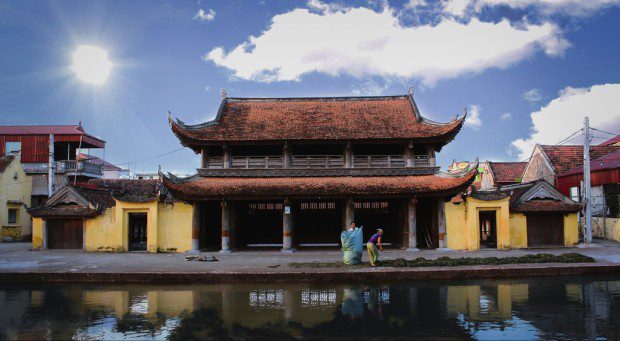 Trong làng có chùa Keo Hành Thiện trên 400 năm tuổi. Đây là một trong những ngôi chùa nổi tiếng nhất Nam Định, kiến trúc đẹp  và nổi tiếng linh thiêng, một điểm dừng chân tuyệt vời trước khi kết thúc chuyến hành trình khám phá thành Nam.  