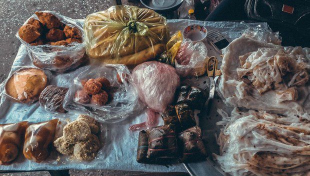 Tiếp tục hành trình, bạn có thể ghé qua chợ Bến - một trong những chợ lớn nhất huyện Giao Thủy để thưởng thức những đặc sản của một phiên chợ miền biển. Nem nắm - đặc sản Giao Thủy - là một trong những món ăn không thể bỏ qua.