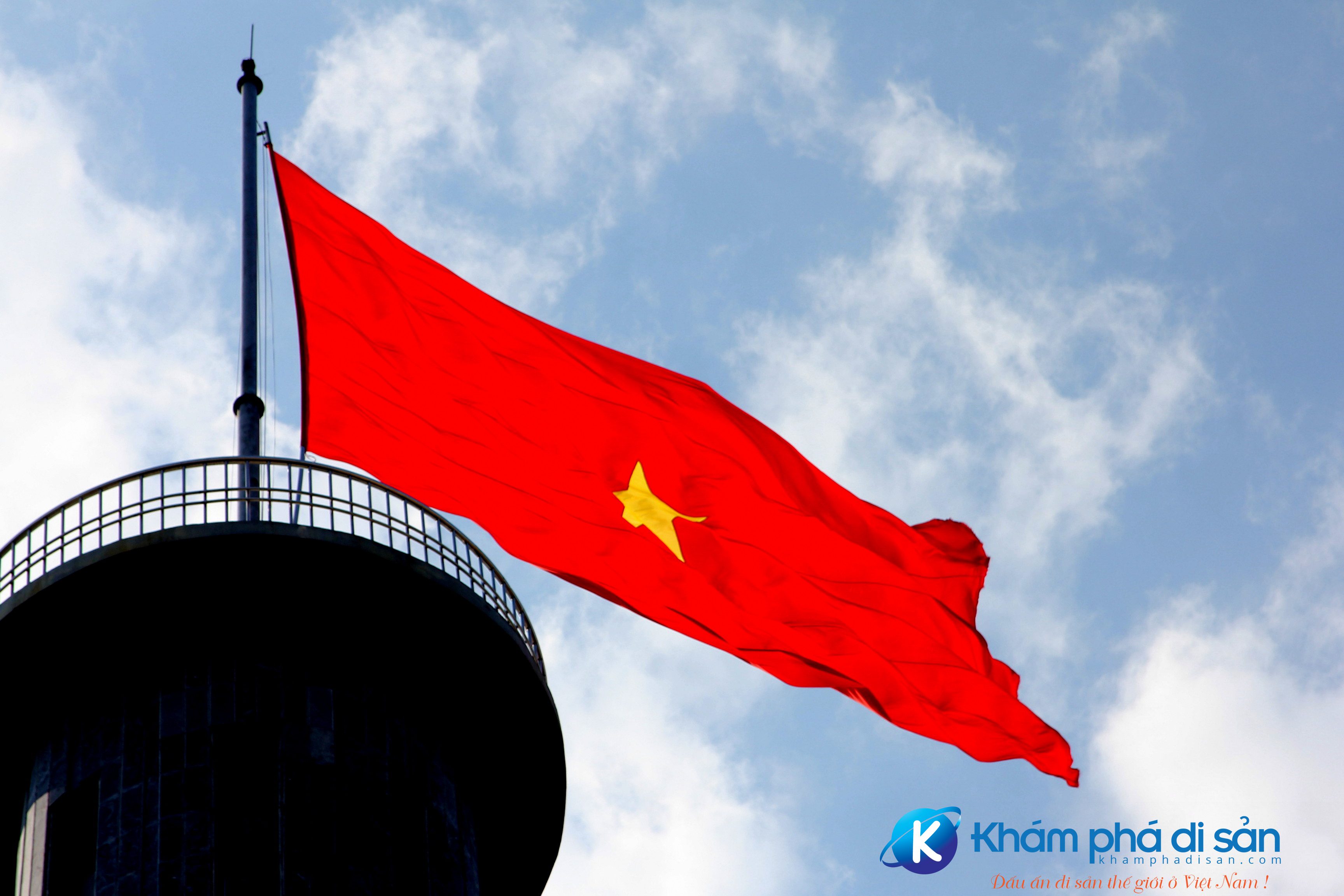 Lá cờ Việt Nam trên đỉnh Cột cờ Lũng Cú