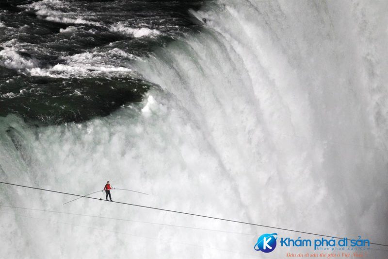 Nik Wallenda đi bộ trên dây ở thác Niagara