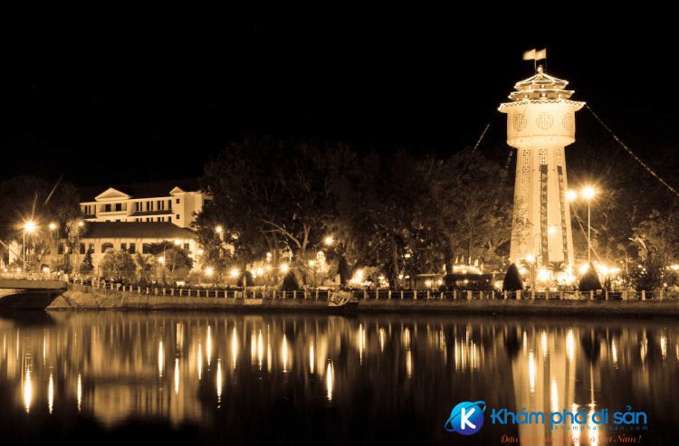 Phan Thiet river by night Wikipedia optimized e1559296907932