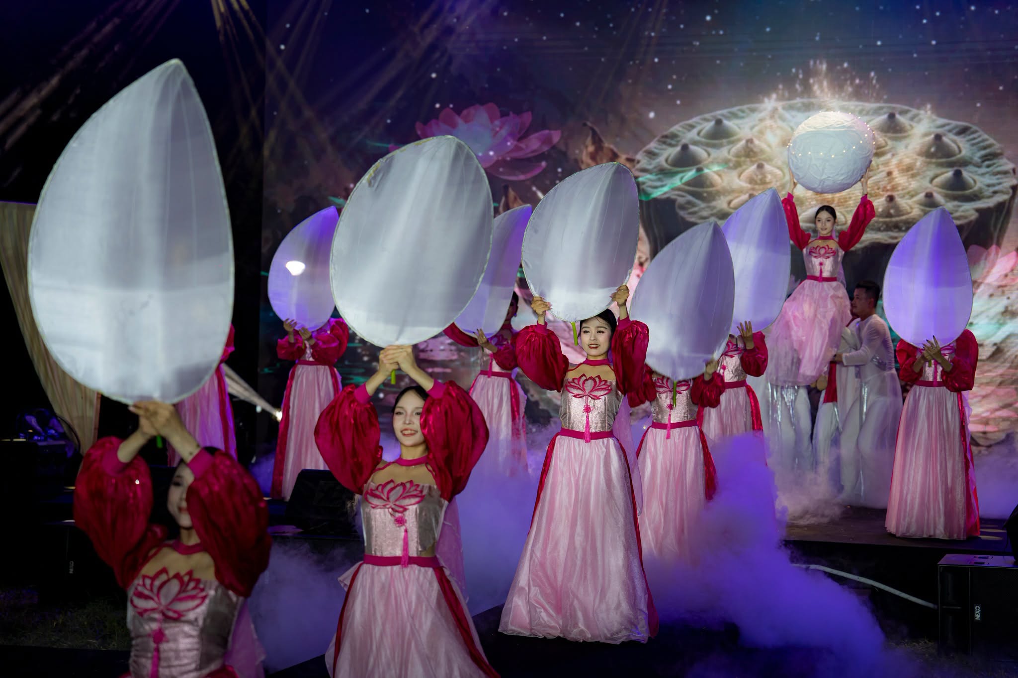 Đêm huyền ảo tại “Thức Thủy Show” đánh thức mọi giác quan cùng Ngày Hội Sen Huế