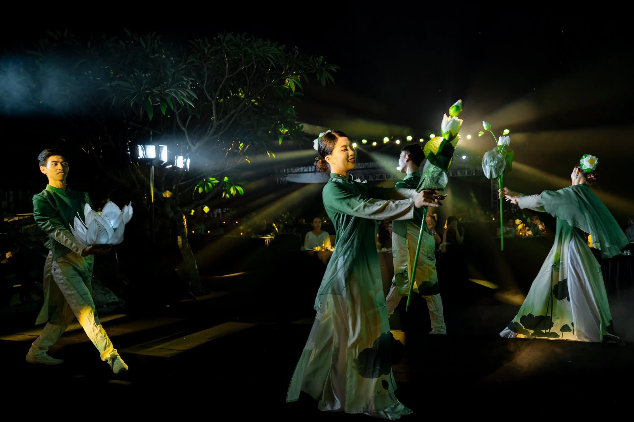 Đêm huyền ảo tại “Thức Thủy Show” đánh thức mọi giác quan cùng Ngày Hội Sen Huế