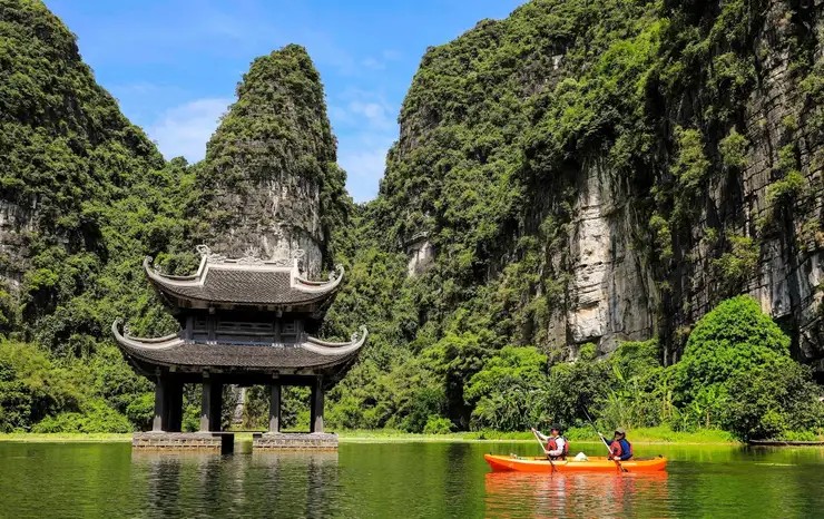 Mua Vé Tràng An Online: Kết Hợp Khám Phá Làng Hương Quảng Phú Cầu